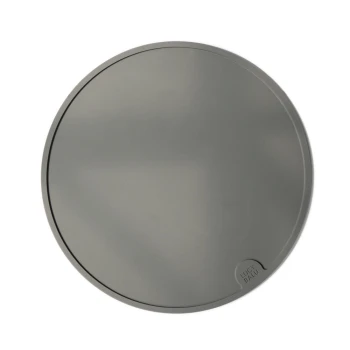 Graue runde Fressmatte für Haustiere mit einer glatten Oberfläche und einem kleinen Logo mit der Aufschrift "LUCY BALU" am Rand.