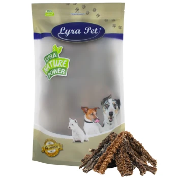 Lammpansen 1 kg Lyra Pet Hundeleckerlipackung mit "100% natürlich" und "Lyra Nature Power," mit drei Hunden und einem Haufen Leckerlis.