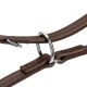 Nahaufnahme eines braunen Leder-Halsbandes für Haustiere mit einem silbernen Metallring und Schnallen-Detail.