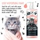 Eine nasse Katze, die in ein pinkes Handtuch gewickelt ist, schaut in die Kamera, neben einer Flasche Bugalugs Luxury 2-in-1 Katzen-Shampoo + Conditioner.