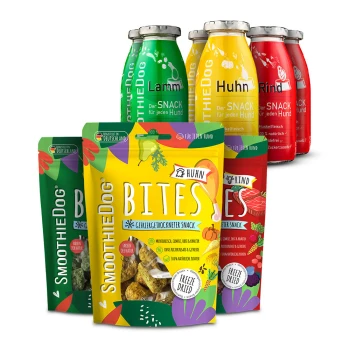 Klassik 6x 250ml + Bites Klassik 3x 40g Bunte SmoothieDog-Bites-Tüten und SmoothieDog-Fläschchen mit den Aufschriften Lamm, Huhn, Rind, gefriergetrocknete Hundesnacks.