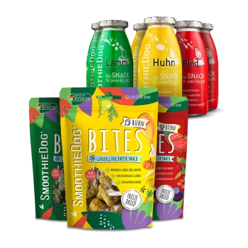 Bunte SmoothieDog-Bites-Tüten und SmoothieDog-Fläschchen mit den Aufschriften Lamm, Huhn, Rind, gefriergetrocknete Hundesnacks.