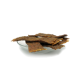 Eine Glasschale, gefüllt mit mehreren Stücken brauner, knuspriger Haustierleckerlis, die wie Jerky aussehen, ordentlich angeordnet.