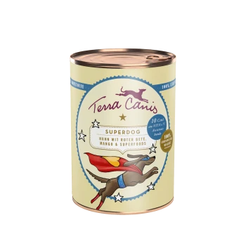 Puszka karmy dla psów Terra Canis oznaczona "Superdog" z kurczakiem, burakiem, mango i superfoods, z rysunkiem psa w pelerynie superbohatera.