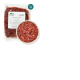 Rohes Haustierfutter in einer Plastikverpackung mit der Aufschrift "Geflügelienien-Mix, 500 g" neben einer Schüssel mit Hackfleisch.