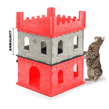 Eine verspielte getigerte Katze interagiert mit einem bunten, schlossförmigen Katzenbaum aus Filz, der mehrere Ebenen und Öffnungen hat.
