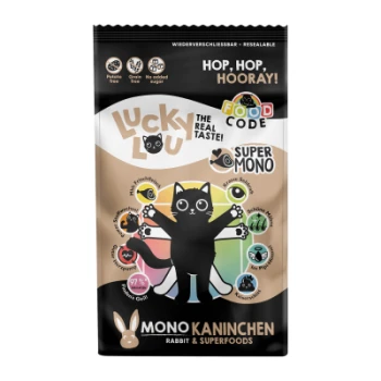 Eine Tüte Lucky Lou Mono Kaninchenfutter mit einer verspielten Grafik einer schwarzen Katze. Der Text enthält 'HOP, HOP, HOORAY!' und 'DER ECHTE GESCHMACK!'
