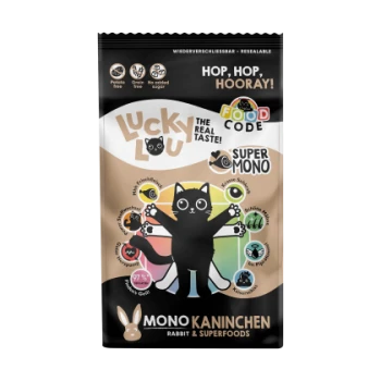 Een zak Lucky Lou Mono Kaninchen konijnenvoer met een speelse afbeelding van een zwarte kat. Tekst bevat 'HOP, HOP, HOORAY!' en 'DE ECHTE SMAAK!'