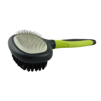 Eine doppelseitige Haustierpflegebürste mit einer Metallborstenseite zum Entwirren und einer weichen Borstenseite zum Glätten, mit einem grünen Griff.