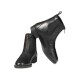 Ein Paar stilvolle schwarze Leder-Ankle Boots mit seitlichem Reißverschluss und elastischen Einsätzen, vor einem weißen Hintergrund präsentiert.