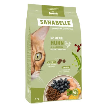 Eine Katzenfuttertüte mit einem Nahaufnahme des Gesichts einer Katze, beschriftet mit "SANABELLE No Grain Huhn & Blaubeeren" mit Huhn und Blaubeeren, 2 kg.