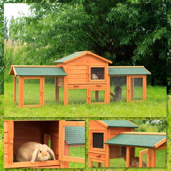 Ein hölzernes Kaninchengehege mit grünem Dach, mit zwei Kaninchen darin und einem geräumigen Außenbereich, auf Gras platziert.