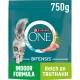 Purina ONE Bifensis Indoor Formula Katzenfutterbeutel, 750g, mit einer grauen getigerten Katze und Bildern von Hähnchen und Gemüse.