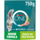 Purina ONE Bifensis Indoor Formula Katzenfutterbeutel, 750g, mit einer grauen getigerten Katze und Bildern von Hähnchen und Gemüse.