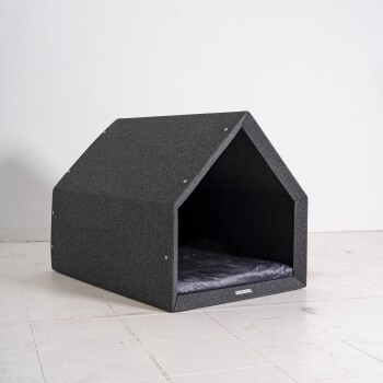 Ein modernes, graues Haustierhaus in Form einer kleinen überdachten Struktur, mit einem weichen Innenbett und minimalistischen Design.