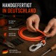 Person hält eine orangefarbene Leine, neben ihr sitzt ein schwarz-weißer Hund an einem Teich, umgeben von Grün.