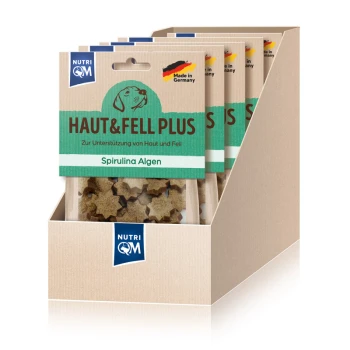 Hundeleckerlis in Sternform, präsentiert in einer Pappschachtel, beschriftet mit "HAUT&FELL PLUS" mit "Spirulina Algen," hergestellt in Deutschland.