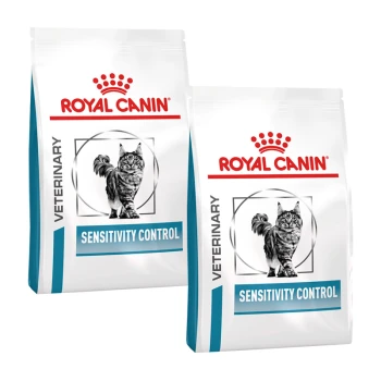 Deux sacs de nourriture pour chats Royal Canin Veterinary Sensitivity Control, avec une image de chat et un texte indiquant le nom et l'objectif du produit.