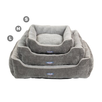 Drei gestapelte Haustierbetten in verschiedenen Größen (S, M, L) mit einem weichen grauen Stoff und plüschigen Innenräumen, mit einem Logo auf jedem Bett.