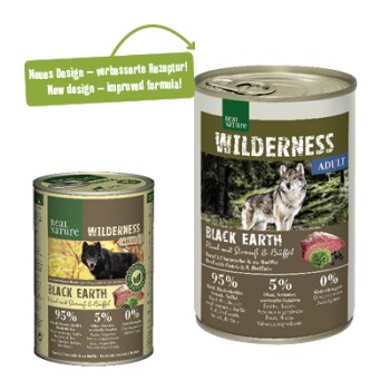 Zwei Dosen Haustierfutter mit der Aufschrift "Wilderness Black Earth" für Hunde, mit einem Wolfbild, mit Text, der ein neues Design und eine verbesserte Formel hervorhebt.