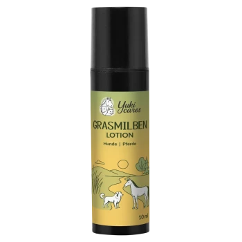Schwarze Sprühflasche mit der Aufschrift "ki cares Grasmilben" auf grünem Hintergrund, mit Anwendungshinweisen und Inhaltsstoffen für die Hautpflege von Haustieren.