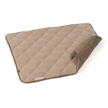 Eine beige, gesteppten Haustiermatte mit einem braunen Rand, teilweise aufgerollt, mit dem Etikett "Doctor Bark" in der Ecke.