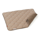 Eine beige, gesteppten Haustiermatte mit einem braunen Rand, teilweise aufgerollt, mit dem Etikett "Doctor Bark" in der Ecke.