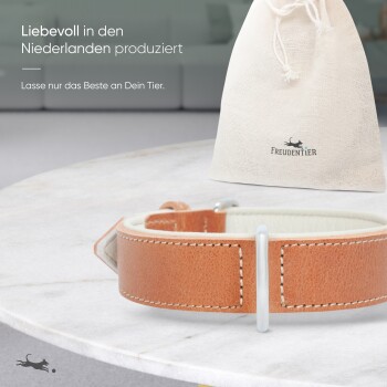 Brauner Leder-Halsband für Haustiere auf Marmor, mit einer beige Tüte beschriftet "FREUDENTIER" und Text über die Qualitätsproduktion in den Niederlanden.