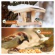 Vogelfutterhaus mit Schnee bedeckt, ein Vogel frisst Samen, und ein Vogelbad mit Mehlwürmern und einem Spatz, auf Deutsch beschriftet.