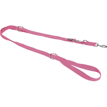Laisse pour chien tressée rose avec fermoir métallique et anneaux en D, poignée en boucle et petite étiquette noire avec texte blanc (illisible).
