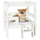 Ein glücklicher Corgi sitzt auf einem weißen Holz-Hundebett mit einem grauen Kissen, das eine kleine Treppe für einen einfachen Zugang hat.