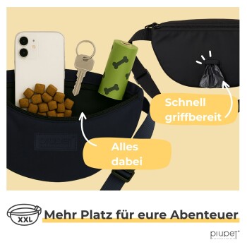 Eine schwarze Haustier-Zubehörtasche hält Hundeleckerlis, ein Smartphone, Schlüssel und grüne Müllsäcke, mit den Aufschriften "Schnell griffbereit" und "XXL."