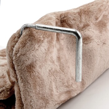 Nahaufnahme eines plüschigen Haustierbettes in hellbeige, mit einem metallischen Griff für einfachen Transport oder Anpassung.