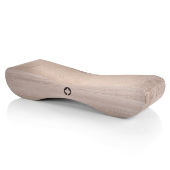 Ein Holzhaustierbett mit einem glatten, geschwungenen Design und einer hellen Oberfläche, mit einer strukturierten Schlafoberfläche.