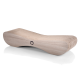 Ein Holzhaustierbett mit einem glatten, geschwungenen Design und einer hellen Oberfläche, mit einer strukturierten Schlafoberfläche.