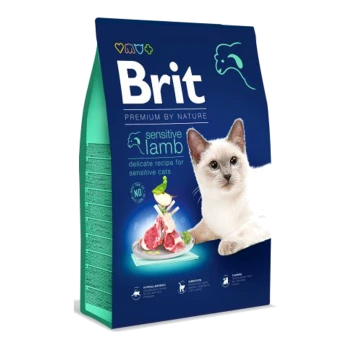 Eine Tüte Brit Premium Katzenfutter mit einer weißen Katze neben einem Teller mit Lamm. Der Text lautet "sensitive lamb, delicate recipe for sensitive cats."