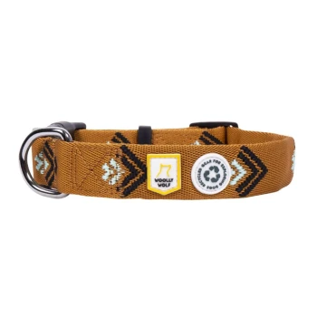 Ein stilvolles braunes Hundehalsband mit geometrischem Muster, mit Abzeichen, die 'Woolly Wolf' und 'Gear for Good' lesen.