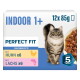 Perfect Fit INDOOR 1+ Katzenfutterbox 12x85g, getigerte Katze neben einer Schüssel mit Fleischstücken; Beschriftungen 'MIT HUHN x6' und 'MIT LACHS x6'