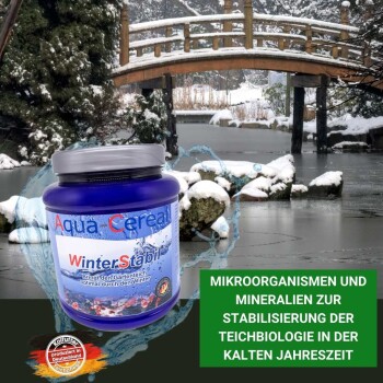 Aqua Cereal WinterStabil-Glas vor einem schneebedeckten Teich und einer Holzbrücke, mit Text über Mikroorganismen und Mineralien für die Teichstabilität im Winter.