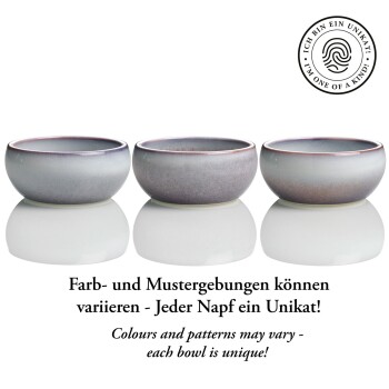 Drei einzigartige glänzende Keramik-Hundenäpfe in Lila- und Grautönen. Text: "Farben und Muster können variieren - jeder Napf ist einzigartig!"