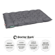 Graues Haustierbett mit gestepptem Design, beschriftet mit "Doctor Bark", das Informationen über Haltbarkeit, Hygiene und Pflegeanweisungen enthält.