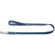 Marineblaue Leder-Hundeleine mit einem silbernen Metallclip und Nieten, vor einem weißen Hintergrund präsentiert.
