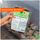 Hand hält Packung gefrorener Hundefutterwürfel mit Aufschrift 'Würfel: Komplett‑Mix Pferd' und orangem Banner 'Verbesserte Rezeptur'.