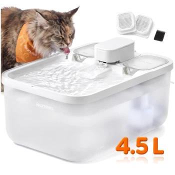 Langhaarige Katze leckt aus weißem Feandrea 4,5 L Tierbrunnen; zwei Ersatzfilter abgebildet.