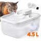 Langhaarige Katze leckt aus weißem Feandrea 4,5 L Tierbrunnen; zwei Ersatzfilter abgebildet.