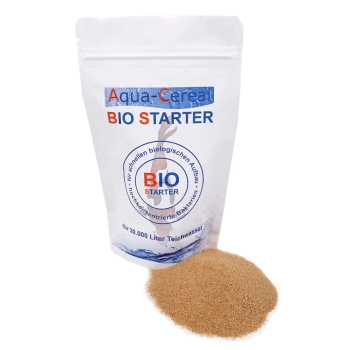 Aqua-Cereal BIO STARTER Tasche mit einem Haufen Pulver daneben, beschriftet für einen schnellen biologischen Aufbau für 20.000 Liter Teichwasser.