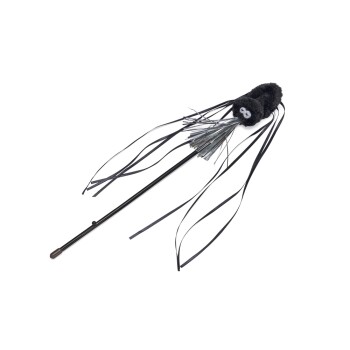 Schwarzes Katzenangel-Spielzeug mit Plüschmauskopf, Bändern und metallischen Fäden auf weißem Hintergrund.