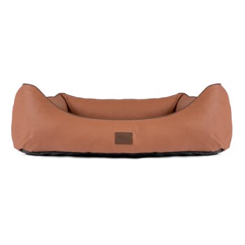 Braunes rechteckiges Haustierbett mit erhöhten Seiten und einem kleinen Lederetikett vorne mit der Aufschrift „Teddy“.