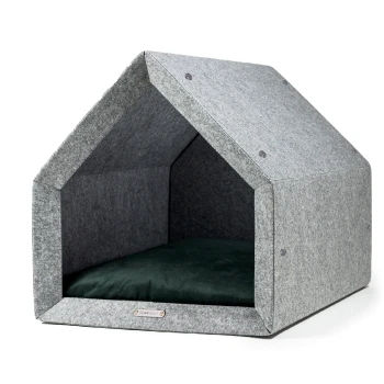 Graues Filz-Haustierhaus mit einem dreieckigen Dach und einem dunkelgrünen Kissen im Inneren, entworfen für kleine Haustiere.