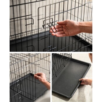 Ein kleiner brauner Hund sitzt in einer schwarzen Drahtkiste auf einem plüschigen weißen Teppich, mit einem gemütlichen grauen Stuhl und dekorativen Vasen im Hintergrund.